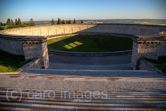 Deutschland, Weimar - Buchenwald-Mahnmal von 1958, Gedenkstaette Buchenwald (KZ-Gedenkstaette), Blick zu einem Massengrab