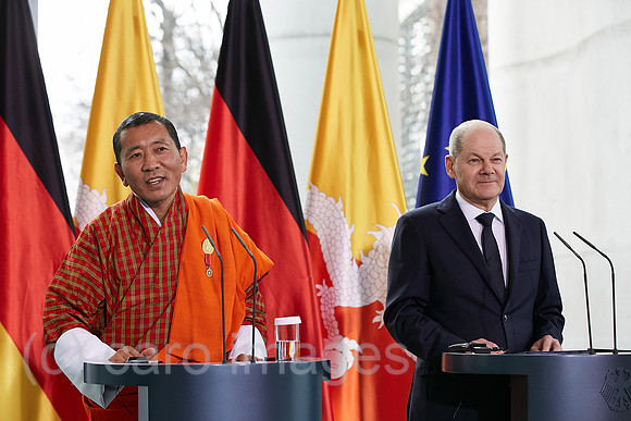 Berlin, Deutschland - Bundeskanzler Olaf Scholz und der bhutanische Premierminister Lotay Tshering geben eine Pressekonferenz im Kanzleramt.