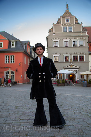 Deutschland, Weimar - Zimmerergeselle auf der Walz in der Altstadt