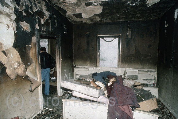 Deutschland, Solingen - Rassistischer Brandanschlag auf das Haus der tuerkischstaemmigen Familie Genc mit 5 Opfern (29.5.1993): Jugendlicher im Inneren des Hauses