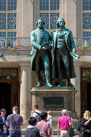 Deutschland, Weimar - Deutsches Nationaltheater und Staatskapelle Weimar am Theaterplatz mit Denkmal von Goethe (links) und Schiller (rechts)
