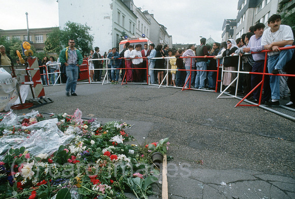 Deutschland, Solingen - Rassistischer Brandanschlag auf das Haus der tuerkischstaemmigen Familie Genc mit 5 Opfern (29.5.1993): Menschenmenge vor der Ruine