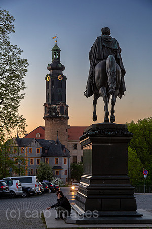 Deutschland, Weimar - Carl August Denkmal am Platz der Demokratie, hinten der Turm des Weimarer Stadtschlosses