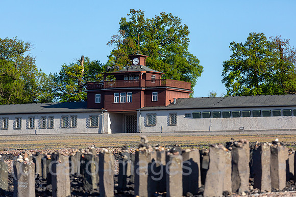 Deutschland, Weimar - Gedenkstaette Buchenwald (KZ-Gedenkstaette), Torgebaeude, Hauptwachtturm und Haupteingang, vorne Denkmal fuer die ermordeten Sinti und Roma