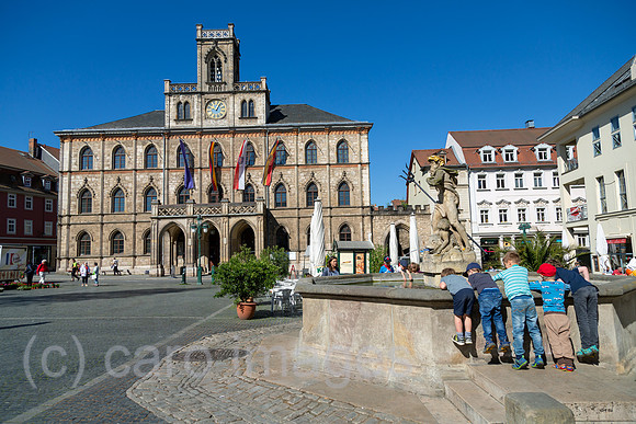 Deutschland, Weimar - Der Markt, Neptunbrunnen und Rathaus (1841) im Neugotik-Baustil