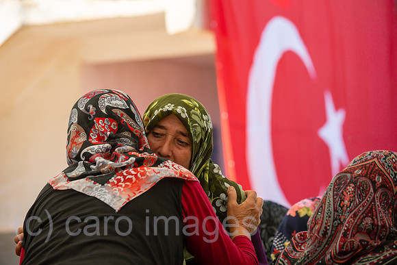 Tuerkei, Bogazkoey Sarıyahsi - aeltere Frauen (getrennt von den Maennern) bei traditioneller Hochzeit auf dem Dorf in Anatolien