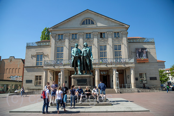 Deutschland, Weimar - Deutsches Nationaltheater und Staatskapelle Weimar am Theaterplatz mit Denkmal von Goethe (links) und Schiller (rechts)