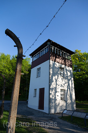 Deutschland, Weimar - Gedenkstaette Buchenwald (KZ-Gedenkstaette), Wachturm am damaligen Postenweg der SS entlang des Lagerzauns, Blick aus dem Inneren