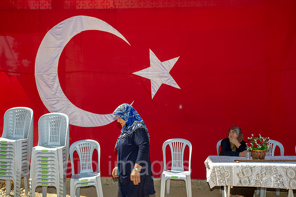 Tuerkei, Bogazkoey Sarıyahsi - Hochzeitsgesellschaft bei traditioneller Hochzeit auf dem Dorf in Anatolien
