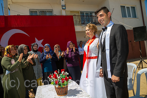 Tuerkei, Bogazkoey Sarıyahsi - Polnisch-tuerkisches Brautpaar bei traditioneller Hochzeit auf dem Dorf in Anatolien