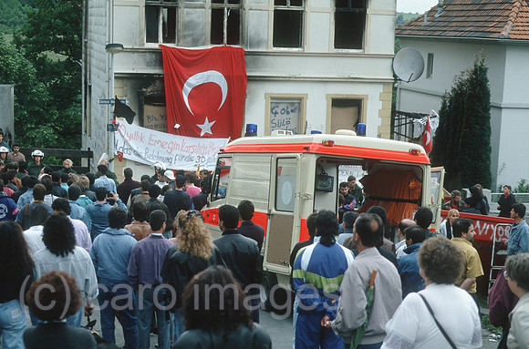 Deutschland, Solingen - Rassistischer Brandanschlag auf das Haus der tuerkischstaemmigen Familie Genc mit 5 Opfern (29.5.1993): Menschenmenge vor der Ruine