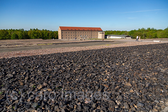 Deutschland, Weimar - Gedenkstaette Buchenwald (KZ-Gedenkstaette), Lagergelaende und Kammergebaeude (Haeftlingsbekleidungskammer), heute Museum
