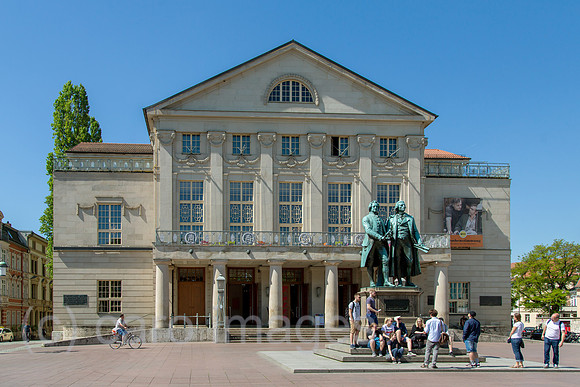Deutschland, Weimar - Deutsches Nationaltheater und Staatskapelle Weimar am Theaterplatz mit Denkmal von Goethe (links) und Schiller (rechts)
