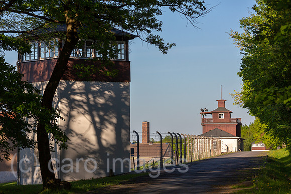 Deutschland, Weimar - Gedenkstaette Buchenwald (KZ-Gedenkstaette), Wachturm am damaligen Postenweg der SS entlang des Lagerzauns, Blick von aussen, hinten Torgebaeude