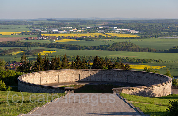 Deutschland, Weimar - Buchenwald-Mahnmal von 1958, Gedenkstaette Buchenwald (KZ-Gedenkstaette), Blick zu einem Massengrab