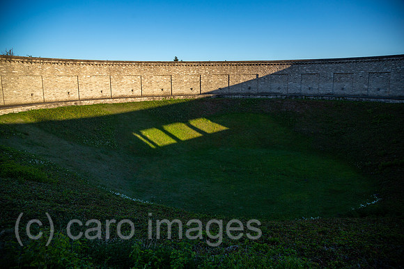 Deutschland, Weimar - Buchenwald-Mahnmal von 1958, Gedenkstaette Buchenwald (KZ-Gedenkstaette), Blick zu einem Massengrab