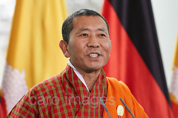 Berlin, Deutschland - Der bhutanische Premierminister Lotay Tshering bei einer Pressekonferenz im Kanzleramt.
