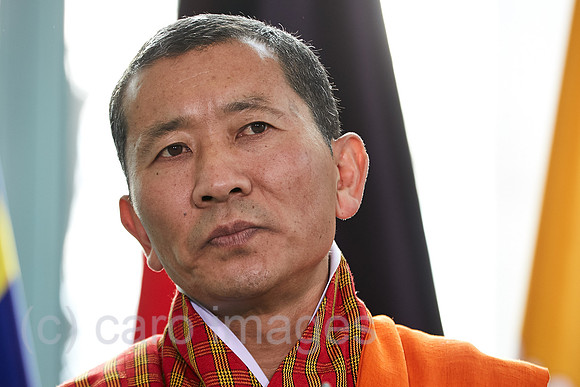 Berlin, Deutschland - Der bhutanische Premierminister Lotay Tshering bei einer Pressekonferenz im Kanzleramt.