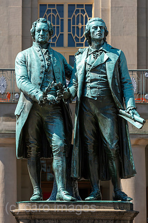 Deutschland, Weimar - Das Denkmal von Goethe (links) und Schiller (rechts) am Theaterplatz