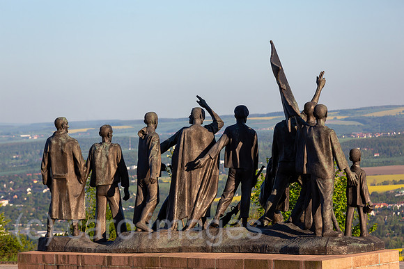 Deutschland, Weimar - Buchenwald-Mahnmal von 1958, Gedenkstaette Buchenwald (KZ-Gedenkstaette), Skulpturen symbolisieren befreite kommunistische Widerstandskaempfer