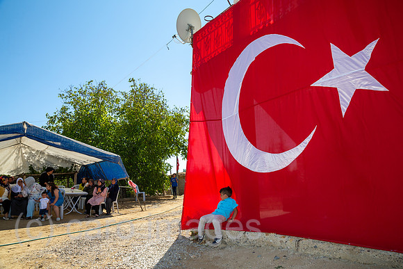 Tuerkei, Bogazkoey Sarıyahsi - Kleiner Junge bei traditioneller Hochzeit auf dem Dorf in Anatolien