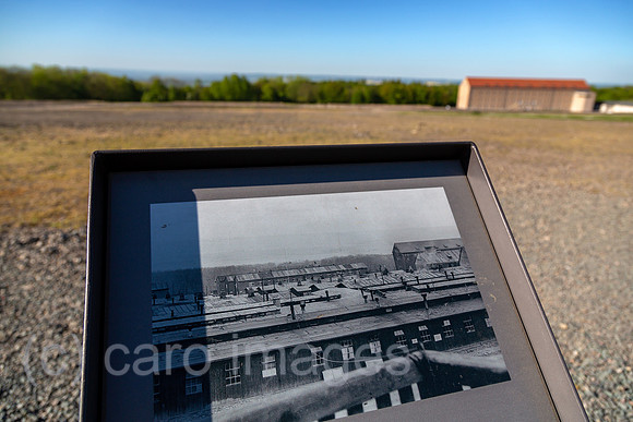 Deutschland, Weimar - Gedenkstaette Buchenwald (KZ-Gedenkstaette), Foto der Haeftlingsbaracken vom April 1945, Blick dorthin, wo sie sich befanden