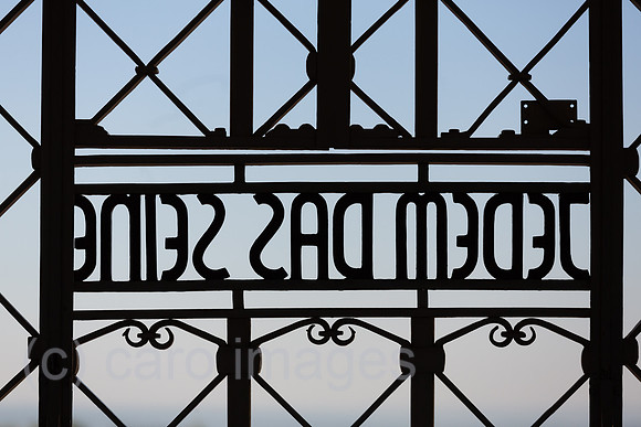 Deutschland, Weimar - Gedenkstaette Buchenwald (KZ-Gedenkstaette), Der zynische Spruch JEDEM DAS SEINE eingearbeitet in der Pforte des Torgebaeudes (Hauptwachtturm und Haupteingang)
