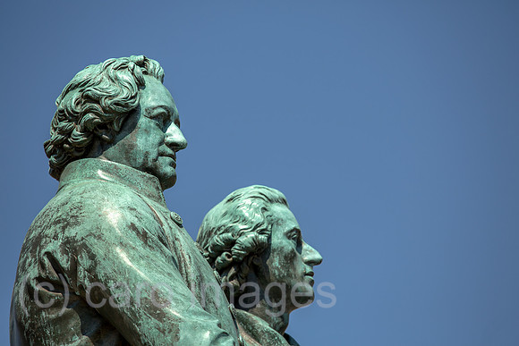 Deutschland, Weimar - Das Denkmal von Goethe (links) und Schiller (rechts) am Theaterplatz