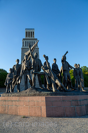 Deutschland, Weimar - Buchenwald-Mahnmal von 1958, Gedenkstaette Buchenwald (KZ-Gedenkstaette), Skulpturen symbolisieren befreite kommunistische Widerstandskaempfer, hinten Glockenturm