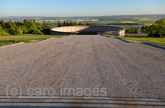Deutschland, Weimar - Buchenwald-Mahnmal von 1958, Gedenkstaette Buchenwald (KZ-Gedenkstaette), Blick zu einem Massengrab