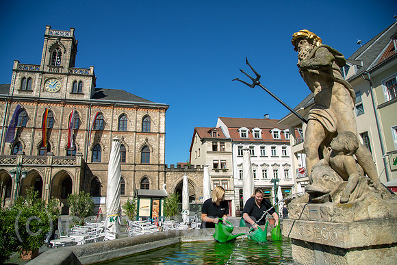 Deutschland, Weimar - Der Markt, Neptunbrunnen und Rathaus (1841) im Neugotik-Baustil