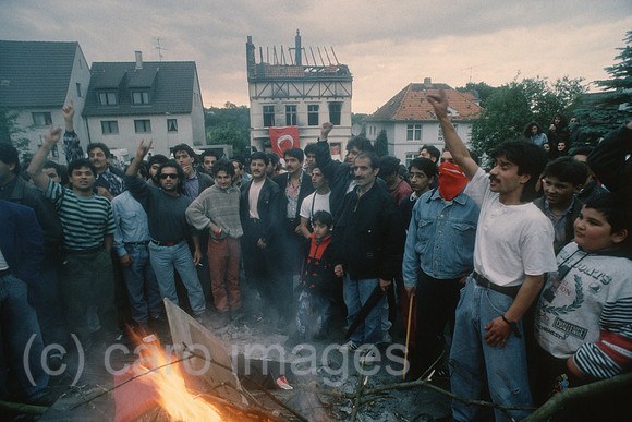 Deutschland, Solingen - Rassistischer Brandanschlag auf das Haus der tuerkischstaemmigen Familie Genc mit 5 Opfern (29.5.1993): tuerkischstaemmige junge Maenner protestieren beim Tatort