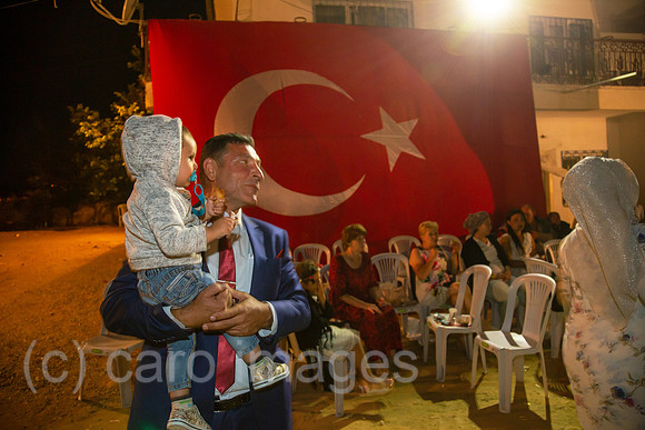 Tuerkei, Bogazkoey Sarıyahsi - Grossvater mit Enklin bei traditioneller Hochzeit auf dem Dorf in Anatolien