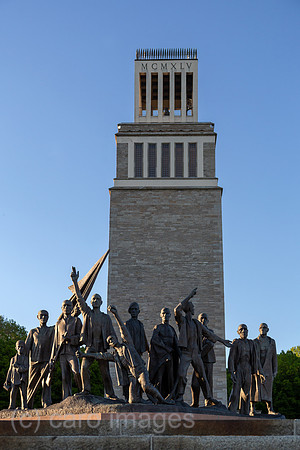 Deutschland, Weimar - Buchenwald-Mahnmal von 1958, Gedenkstaette Buchenwald (KZ-Gedenkstaette), Skulpturen symbolisieren befreite kommunistische Widerstandskaempfer, hinten Glockenturm