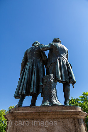 Deutschland, Weimar - Das Denkmal von Goethe (rechts) und Schiller (links) am Theaterplatz