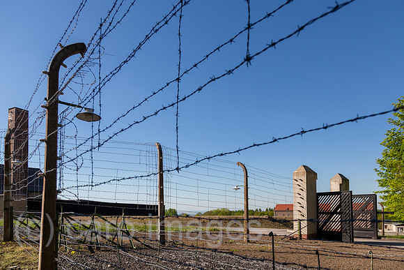 Deutschland, Weimar - Gedenkstaette Buchenwald (KZ-Gedenkstaette), Stacheldrahtzaun, der frueher elektrisch geladen war