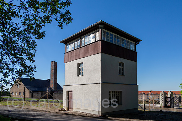 Deutschland, Weimar - Gedenkstaette Buchenwald (KZ-Gedenkstaette), Wachturm am Lagerzaun, links das Krematorium