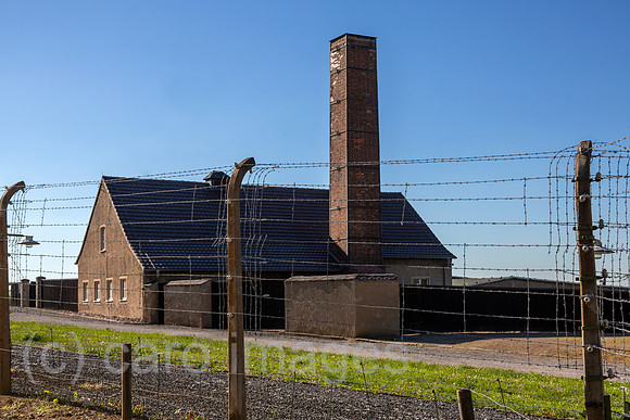 Deutschland, Weimar - Gedenkstaette Buchenwald (KZ-Gedenkstaette), Stacheldrahtzaun vor dem Krematorium