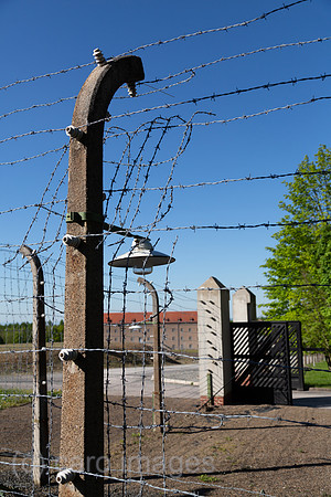 Deutschland, Weimar - Gedenkstaette Buchenwald (KZ-Gedenkstaette), Stacheldrahtzaun, der frueher elektrisch geladen war