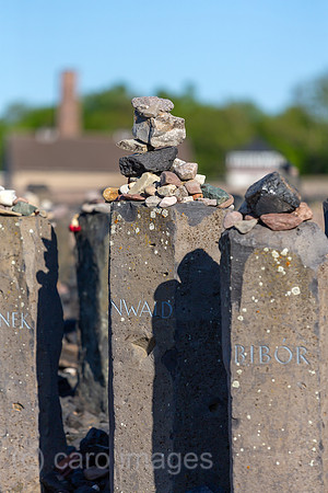 Deutschland, Weimar - Gedenkstaette Buchenwald (KZ-Gedenkstaette), Denkmal fuer die ermordeten Sinti und Roma, 18 Basalt-Stelen symbolisieren weitere KZs und Vernichtungslager als Ort des Leidens und