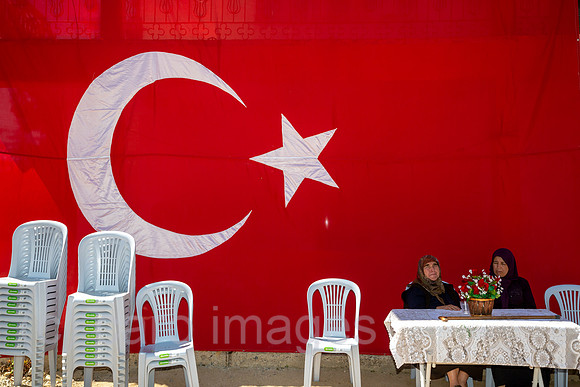 Tuerkei, Bogazkoey Sarıyahsi - Hochzeitsgesellschaft bei traditioneller Hochzeit auf dem Dorf in Anatolien