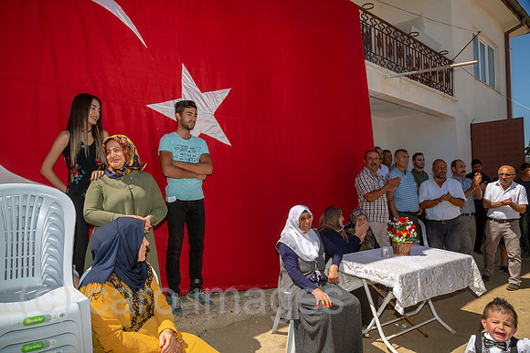 Tuerkei, Bogazkoey Sarıyahsi - Hochzeitsgesellschaft bei traditioneller Hochzeit auf dem Dorf in Anatolien