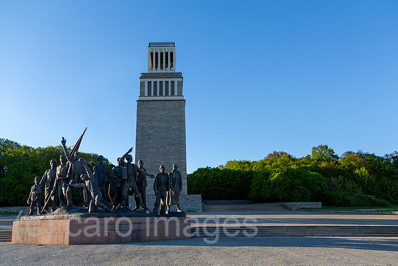 Deutschland, Weimar - Buchenwald-Mahnmal von 1958, Gedenkstaette Buchenwald (KZ-Gedenkstaette), Skulpturen symbolisieren befreite kommunistische Widerstandskaempfer, hinten Glockenturm
