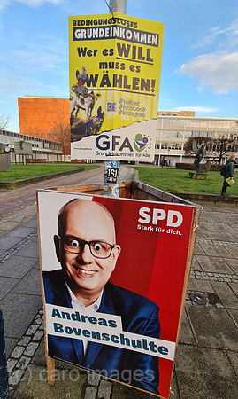 Deutschland, Bremen - Verulktes Wahlplakat mit Andreas Bovenschulte (SPD), Bremer Buergermeister und Praesident des Bremer Senatsf, fuer die Bremer Buergerschaftwahlen im Mai 2023