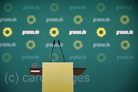 Berlin, Deutschland - Ein leeres Rednerpult im Presseraum der Partei BUENDNIS 90/DIE GRUENEN.