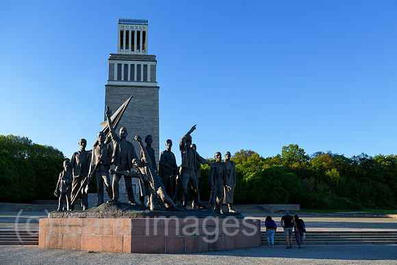 Deutschland, Weimar - Buchenwald-Mahnmal von 1958, Gedenkstaette Buchenwald (KZ-Gedenkstaette), Skulpturen symbolisieren befreite kommunistische Widerstandskaempfer, hinten Glockenturm