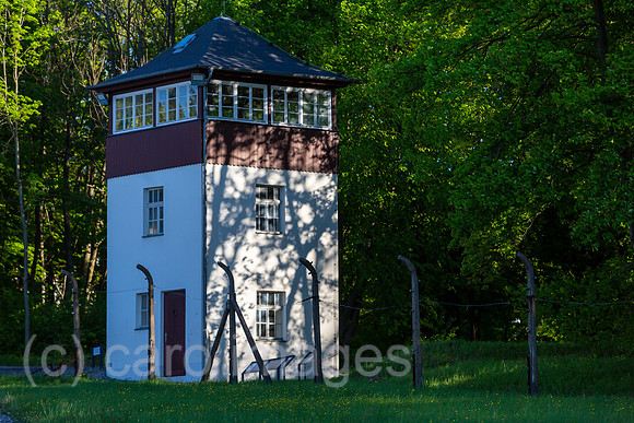 Deutschland, Weimar - Gedenkstaette Buchenwald (KZ-Gedenkstaette), Wachturm am damaligen Postenweg der SS entlang des Lagerzauns, Blick aus dem Inneren