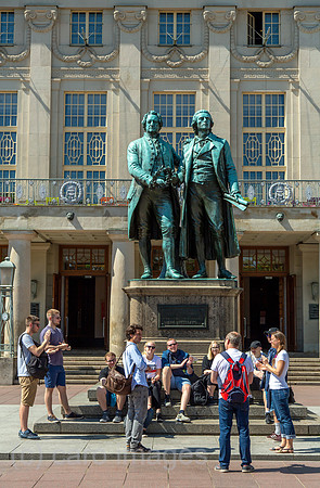 Deutschland, Weimar - Deutsches Nationaltheater und Staatskapelle Weimar am Theaterplatz mit Denkmal von Goethe (links) und Schiller (rechts)