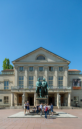 Deutschland, Weimar - Deutsches Nationaltheater und Staatskapelle Weimar am Theaterplatz mit Denkmal von Goethe (links) und Schiller (rechts)