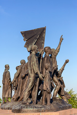 Deutschland, Weimar - Buchenwald-Mahnmal von 1958, Gedenkstaette Buchenwald (KZ-Gedenkstaette), Skulpturen symbolisieren befreite kommunistische Widerstandskaempfer
